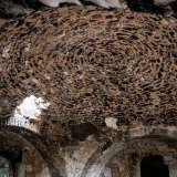 ...ricoperta da un particolare soffitto a volta su cui sono disegnati dei cerchi concentrici